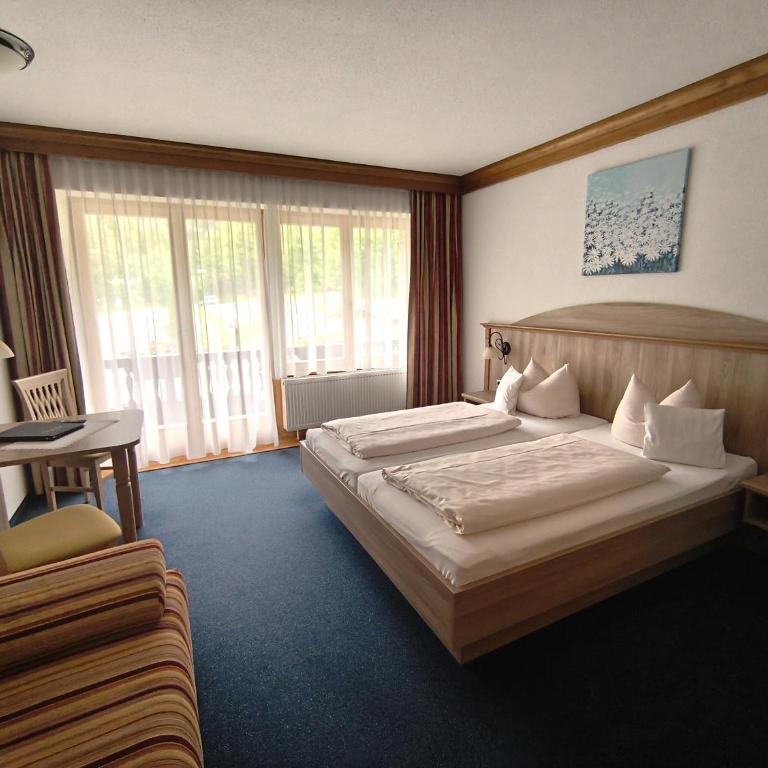 Aktivhotel & Gasthof Schmelz Ihr familienfreundliches Urlaubs Hotel mit Wellness, Almsauna, Chiemgau Karte - Doppelzimmer mit Balkon - 3