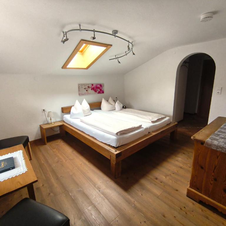 Aktivhotel & Gasthof Schmelz Ihr familienfreundliches Urlaubs Hotel mit Wellness, Almsauna, Chiemgau Karte - Familienzimmer mit eigenem Bad - 3
