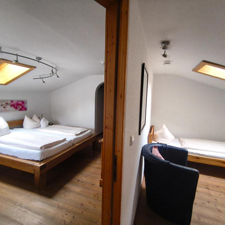 Aktivhotel & Gasthof Schmelz Ihr familienfreundliches Urlaubs Hotel mit Wellness, Almsauna, Chiemgau Karte - Familienzimmer mit eigenem Bad - 4