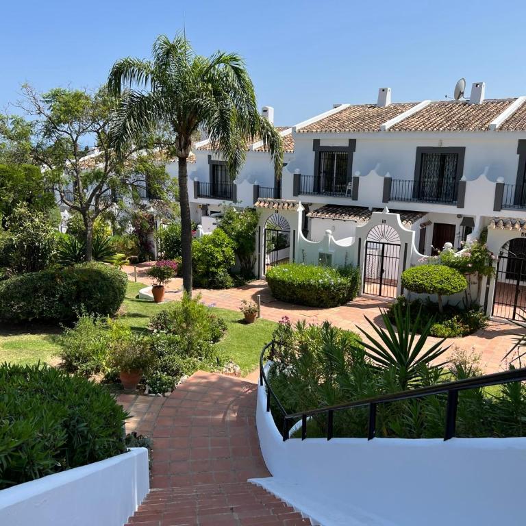 Las Pergolas - Three-Bedroom House - 2