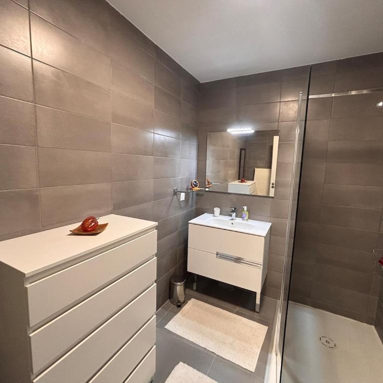 Spacious and quiet, air conditioning, parking, high floor - Appartement 3 Chambres - 5