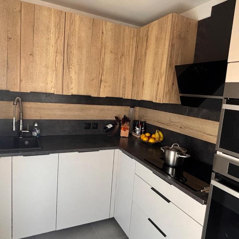 Spacious and quiet, air conditioning, parking, high floor - Appartement 3 Chambres - 7