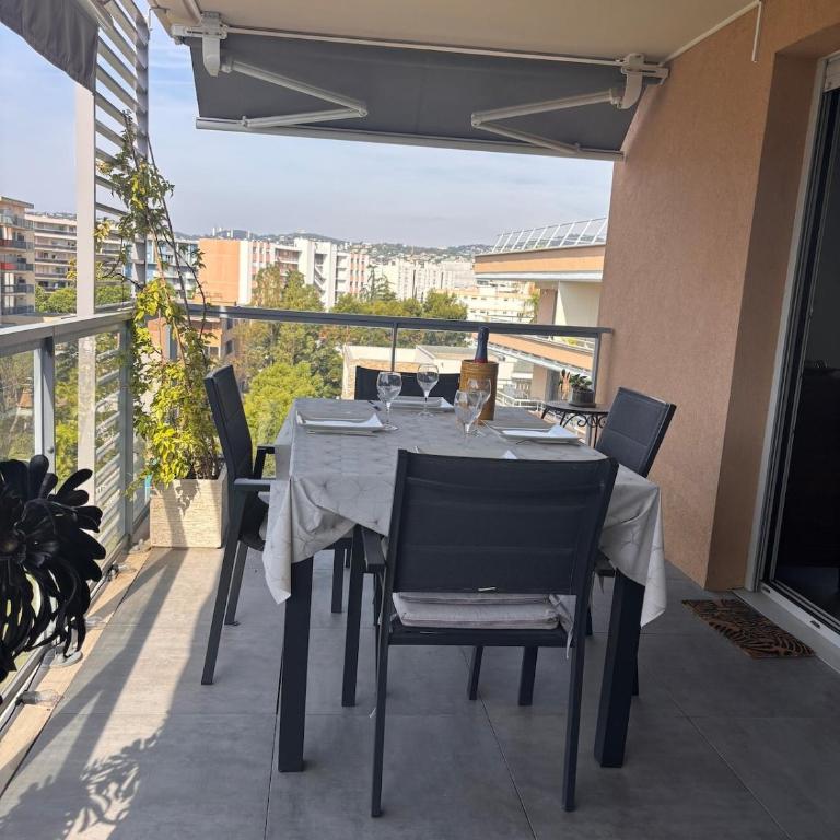 Spacious and quiet, air conditioning, parking, high floor - Appartement 3 Chambres - 23