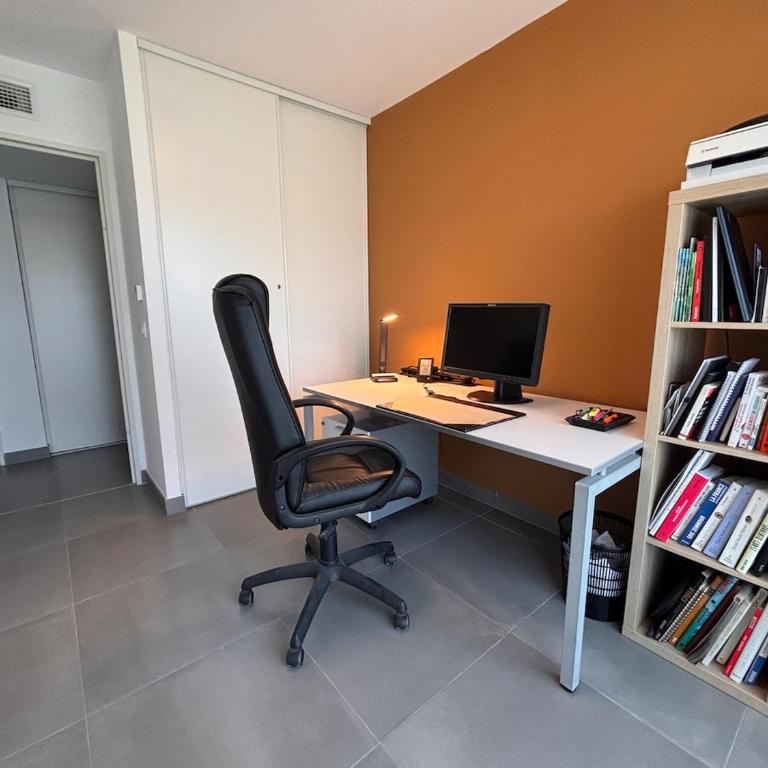 Spacious and quiet, air conditioning, parking, high floor - Appartement 3 Chambres - 36