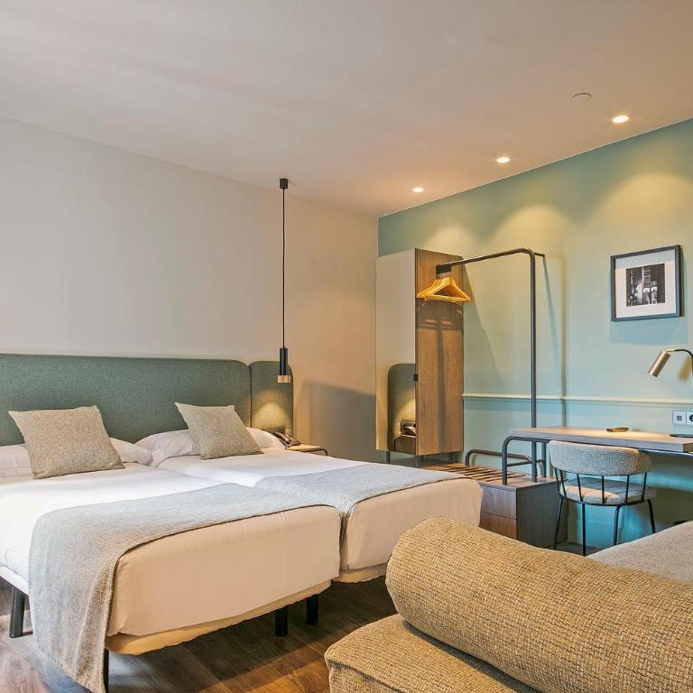 Hotel Via Augusta - Habitación Doble con balcón - 2 camas - 4