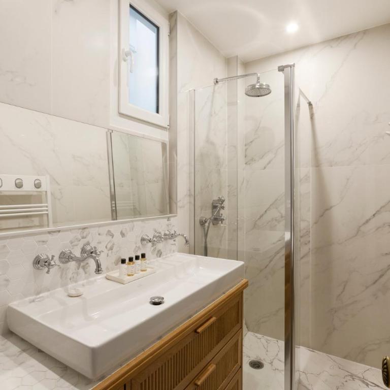 Luxury Haussmannian Escape with King Bed in Paris 16 - Appartement - 10