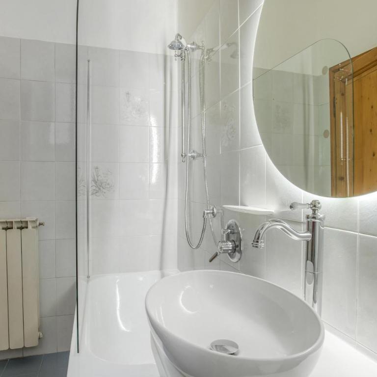 The White Terrace by Maison Florence - Two-Bedroom Apartment - 12