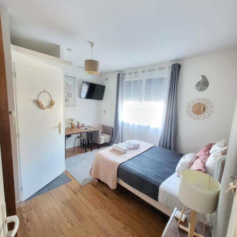 "Les Logis d'Argent Mimizan Chambre d'hôte qualité HOTEL avec WC, SDB, TV, Wifi, Option Petit Déjeuner , Parking - Chambre Double avec Salle de Bains Privative - 12