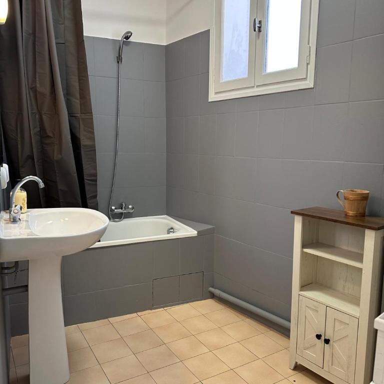 Appartement T2 avec terrasse privée, 4 couchages, tout proche de la cure thermale, centre-ville - Apartment mit 1 Schlafzimmer - 12