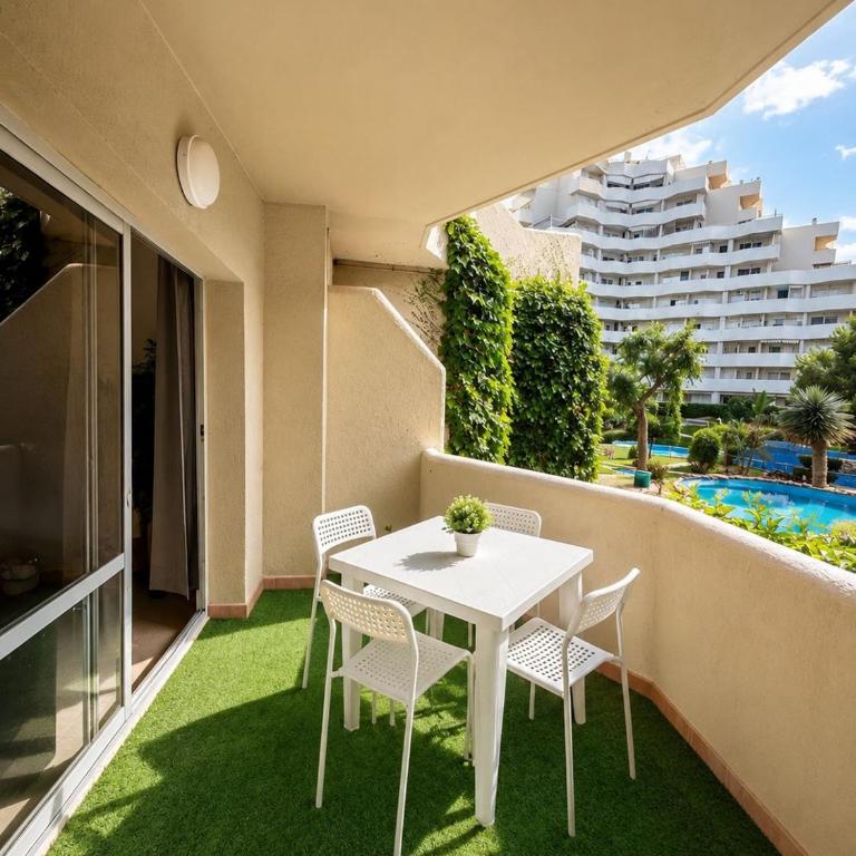 Suite Deluxe Benalbeach - Estudio Deluxe con cama grande - 9
