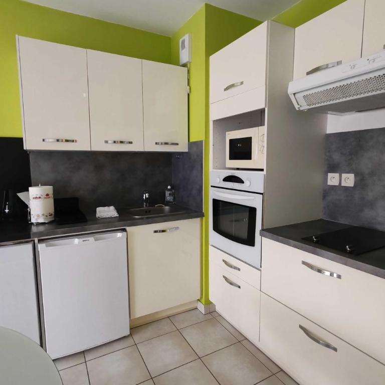Apartment 10 minutes from the beach - balcony - Appartamento - 4