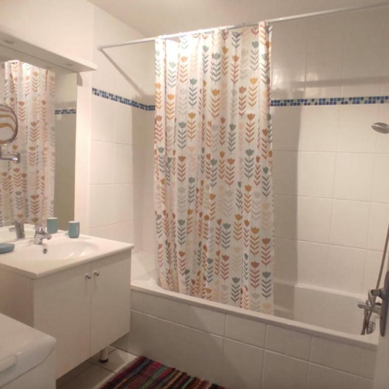 Apartment 10 minutes from the beach - balcony - Appartamento - 10