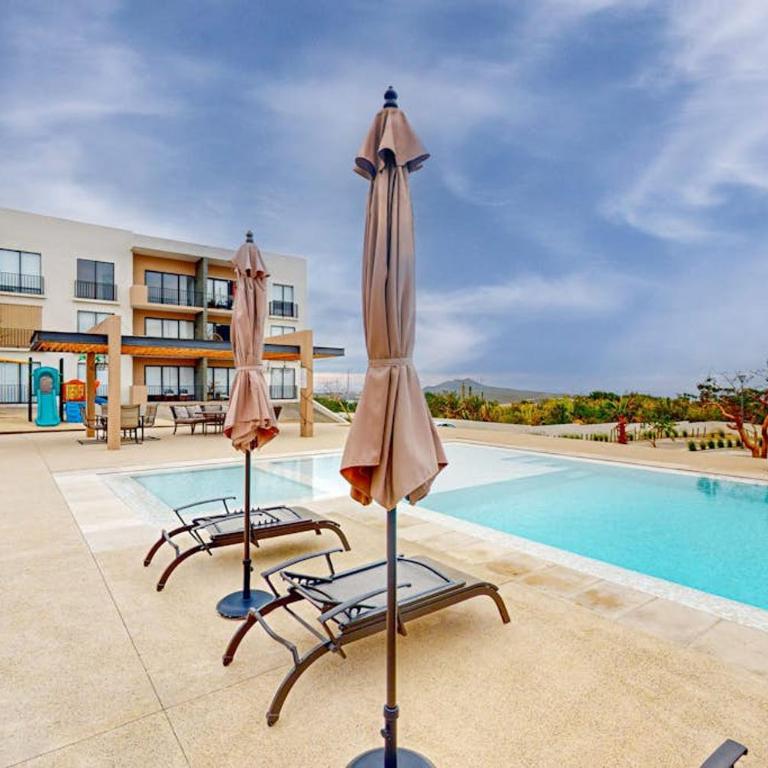Gorgeous dog-friendly apartment with balcony, open layout, heated pool, & AC - Ferienhaus - 5