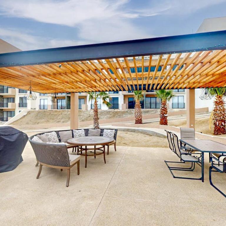 Gorgeous dog-friendly apartment with balcony, open layout, heated pool, & AC - Ferienhaus - 12