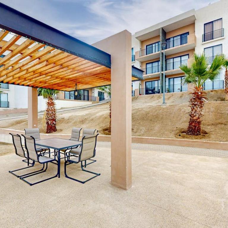 Gorgeous dog-friendly apartment with balcony, open layout, heated pool, & AC - Ferienhaus - 15