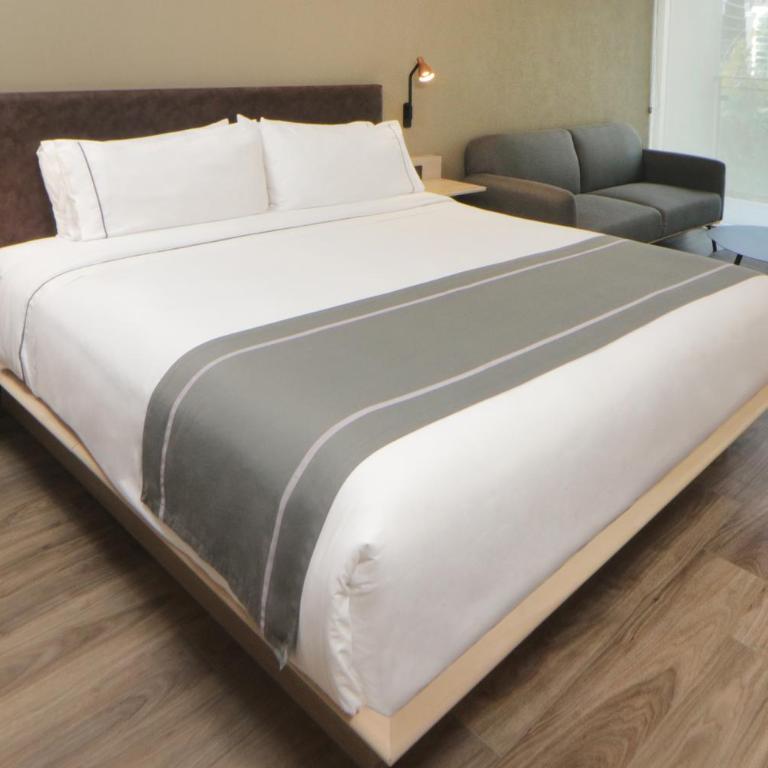 City Express Plus by Marriott Guadalajara Providencia - Zimmer mit Queensize-Bett - 1