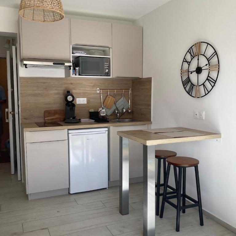 Studio rénové à 200 m de la plage parking - Estudio con balcón - 4