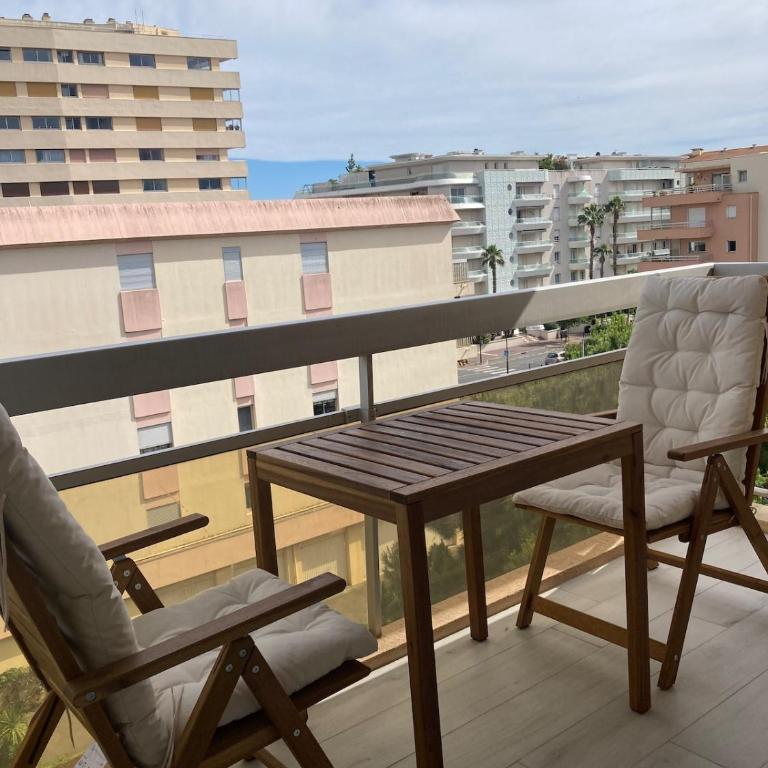 Studio rénové à 200 m de la plage parking - Estudio con balcón - 1