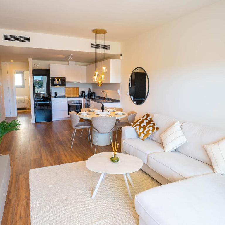 Modern Golf & Coast Retreat in Estepona - Three-Bedroom Apartment - 19