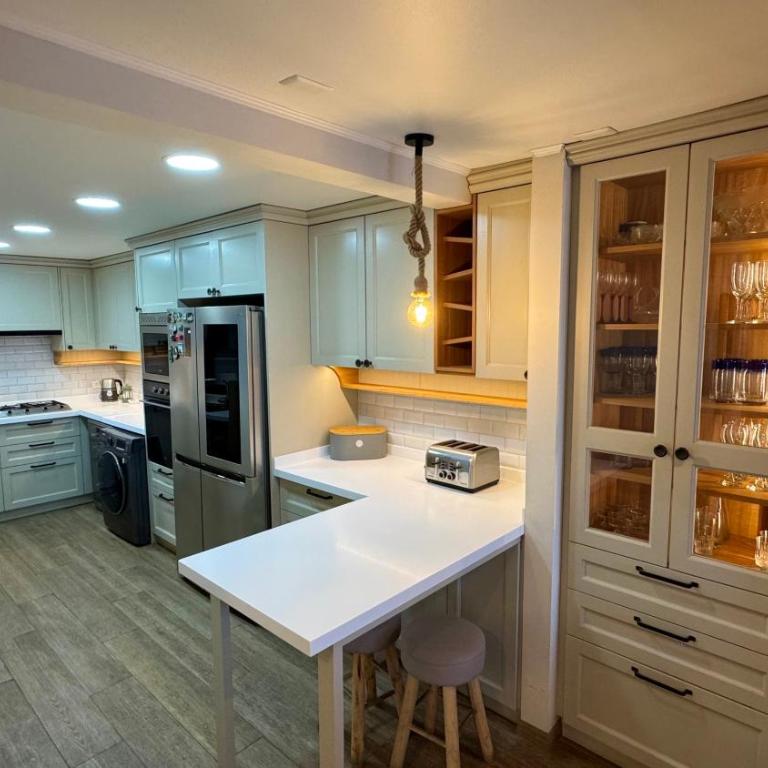 Renovated 4-Bedroom House 300m from the Beach - Casa de 4 dormitorios - 2