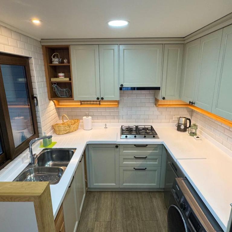 Renovated 4-Bedroom House 300m from the Beach - Casa de 4 dormitorios - 8