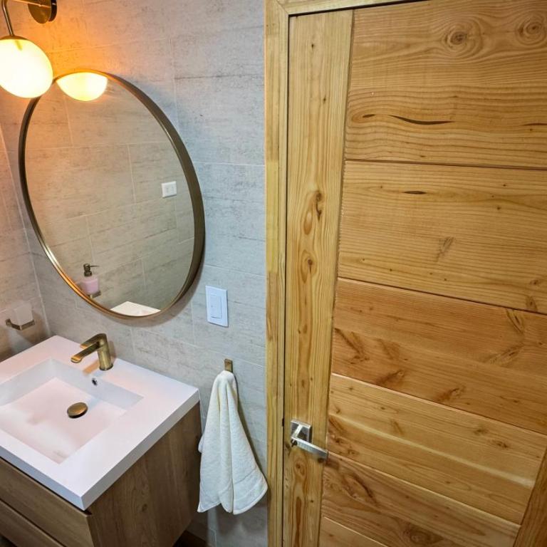 Renovated 4-Bedroom House 300m from the Beach - Casa de 4 dormitorios - 13