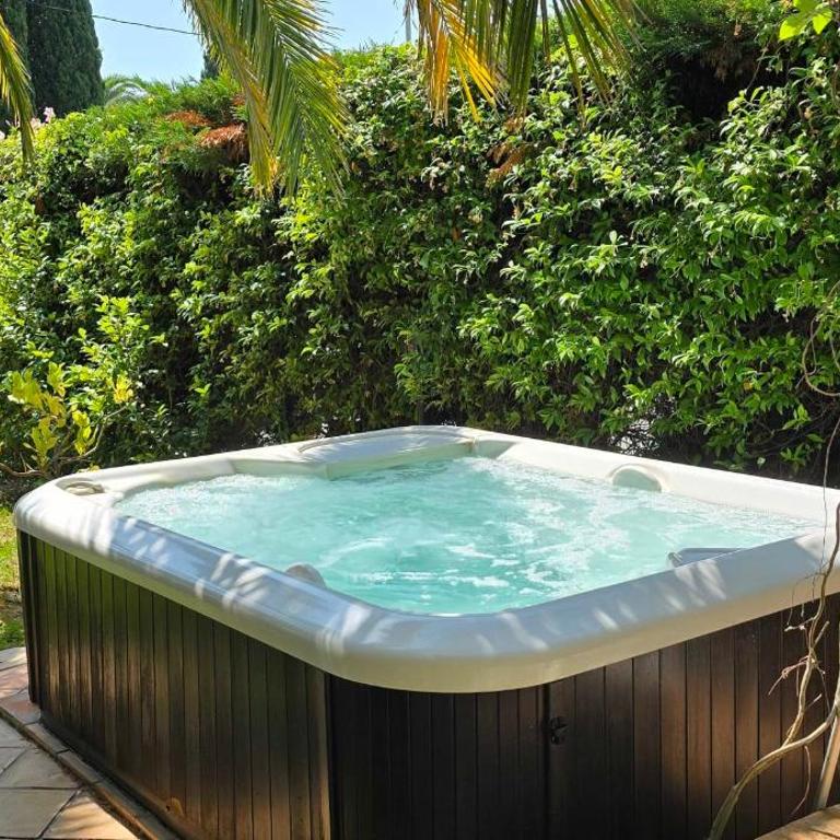 Rez-de-jardin élégant avec jacuzzi Calme - Maison de Vacances - 17