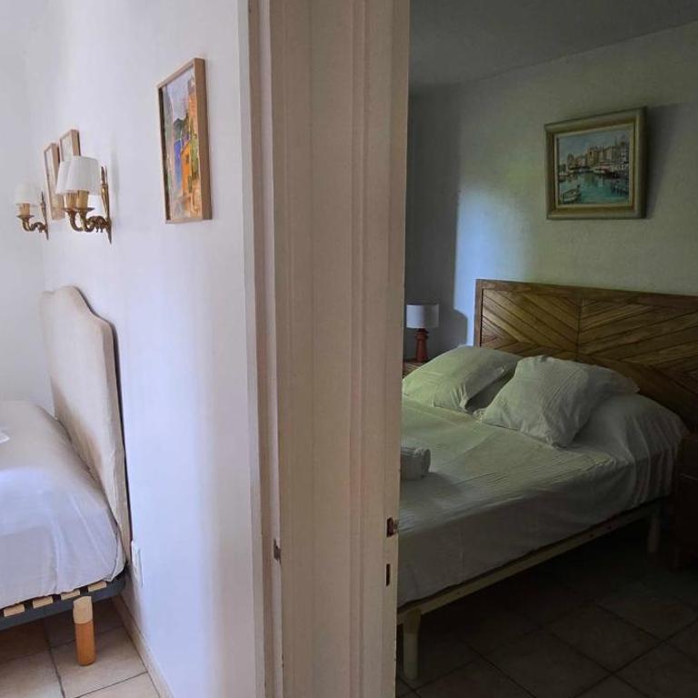 Rez-de-jardin élégant avec jacuzzi Calme - Maison de Vacances - 28