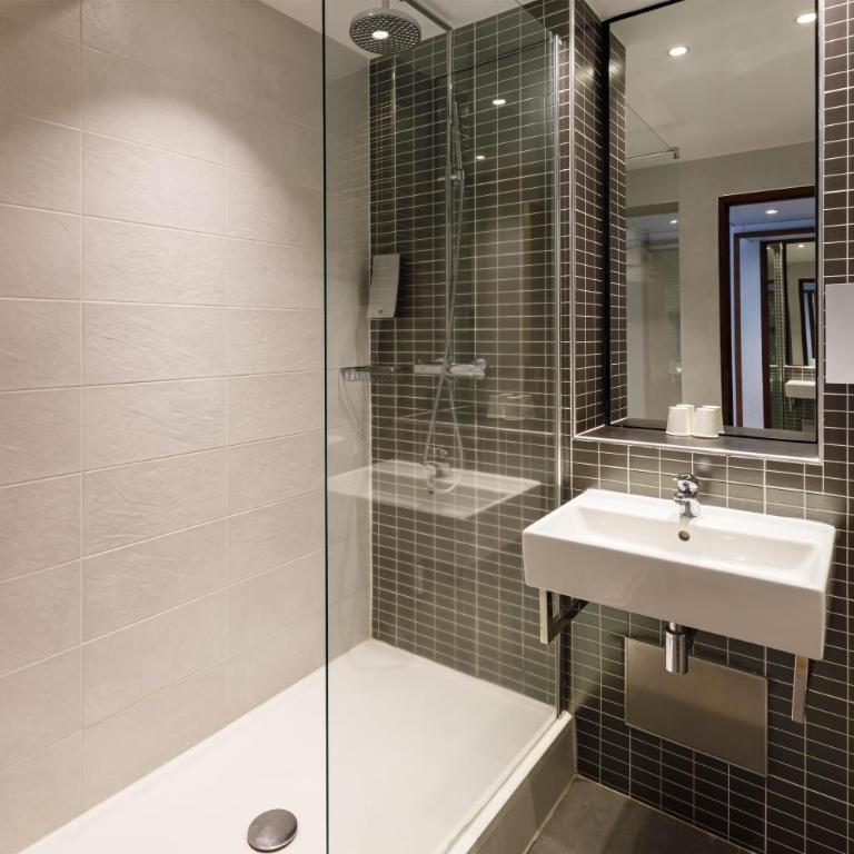 Best Western Clermont Ferrand Centre - Chambre Lit Queen-Size Standard - Non-Fumeurs - 5
