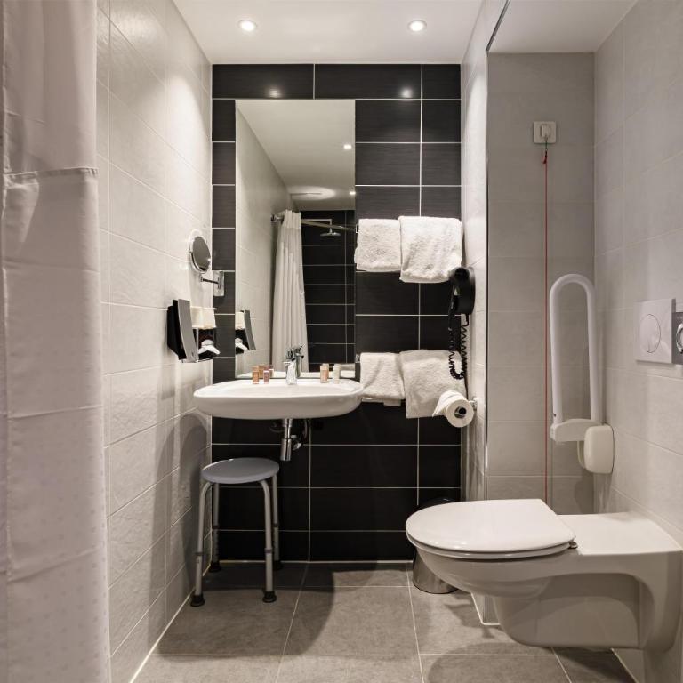 Best Western Clermont Ferrand Centre - Standard Double Room with Roll-In Shower - Disability Access/Non-Smoking - 3