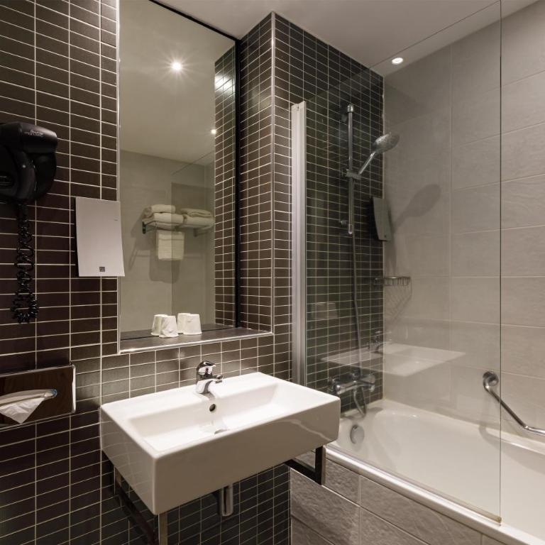 Best Western Clermont Ferrand Centre - Family Room with Two Double Beds and Two Single Beds - Connecting Rooms/Non-Smoking - 5