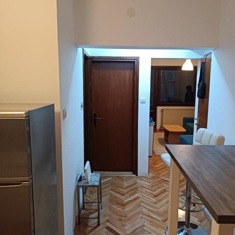 Lake and Forrest - One-Bedroom Apartment - 3