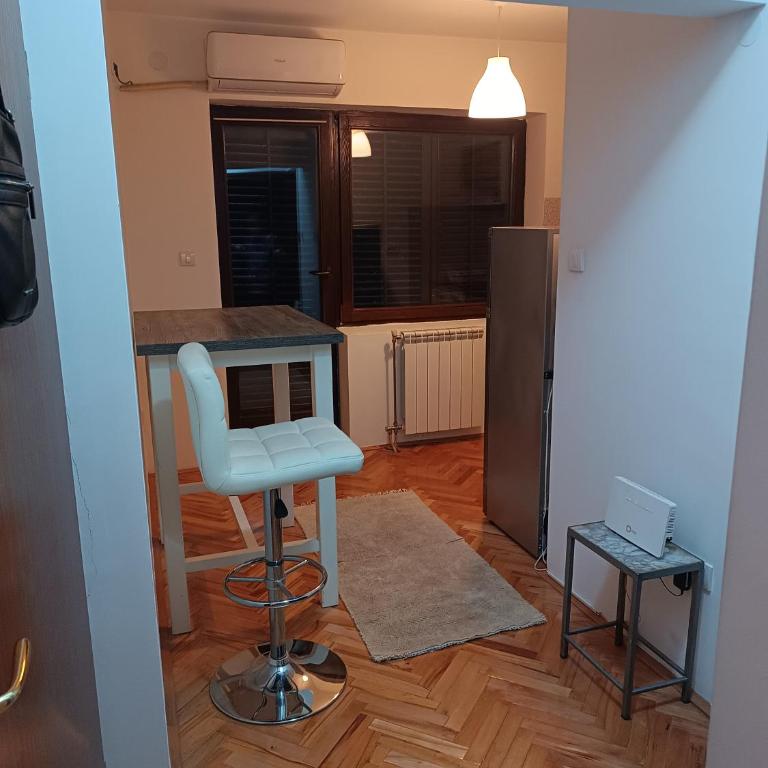 Lake and Forrest - One-Bedroom Apartment - 9