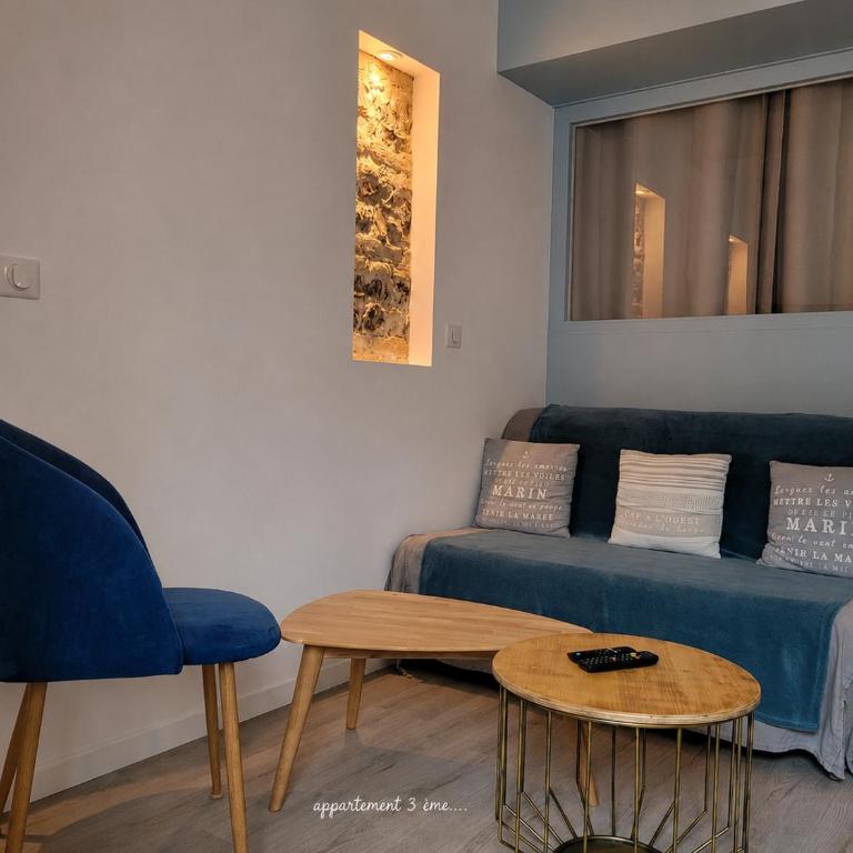 L établissement LA PLAGE A 2 PAS vous propose, 3 Appartements DEUX chambres, 1 appartement une pièce , NETFLIX, lits faits à votre arrivée, serviettes de toilette, Ménage, Wifi, en hyper centre ,Plage à 100m, BOX à Vélos, paiement 3 fois sans frais - Appartement 2 Chambres - 7