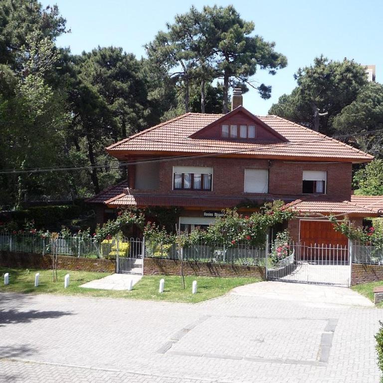 Chalet familiar adosado Rosas Rojas - Four-Bedroom House - 3