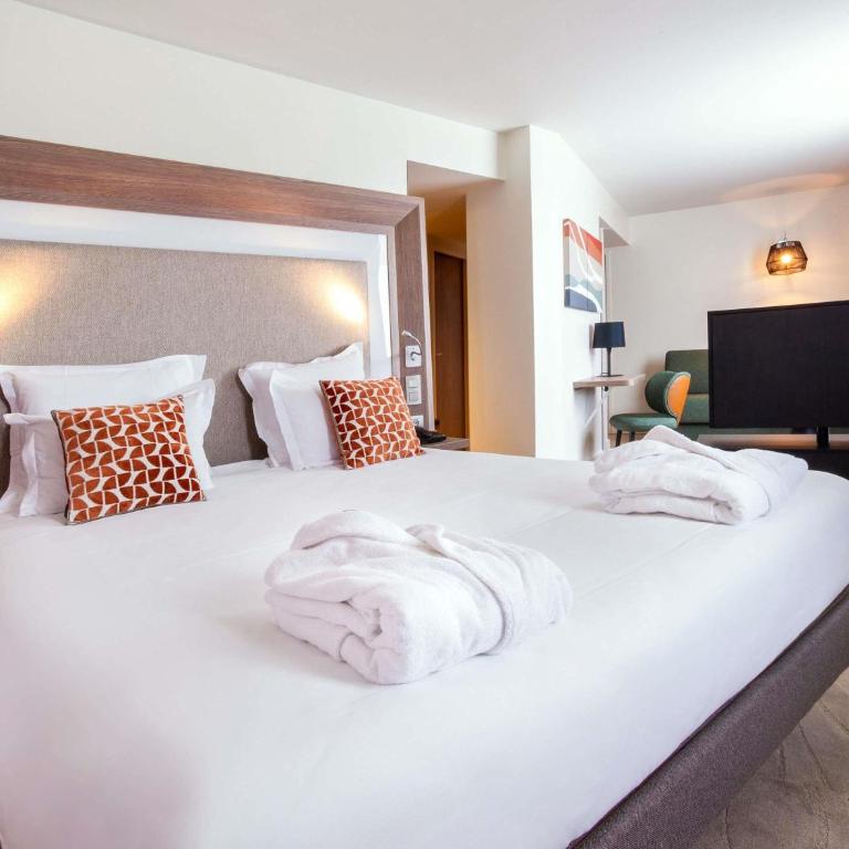 Novotel Lyon Centre-Confluence Bord de Saone - Suite avec Lit Double et Canapé Double - 4