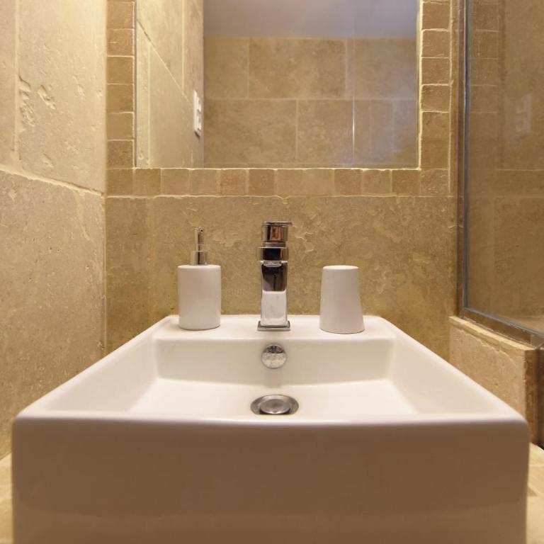 Apartment in Historic City Center, Place du Forum - Appartement 1 Chambre - 17