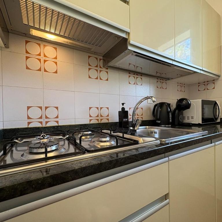 Oasi Azzurra, Giardino Privato con Piscina e BBQ - Appartamento con 2 Camere da Letto e Vista Piscina - 12