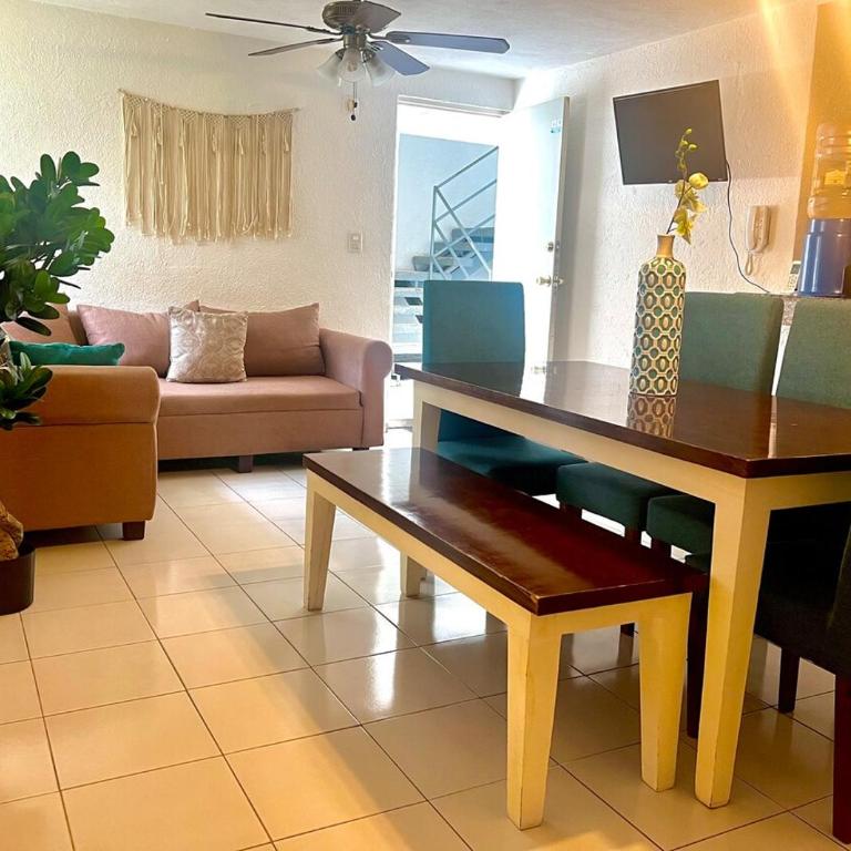 Departamento en Cancún Céntrico con piscina Renta de autos y tours - Three-Bedroom Apartment - 4