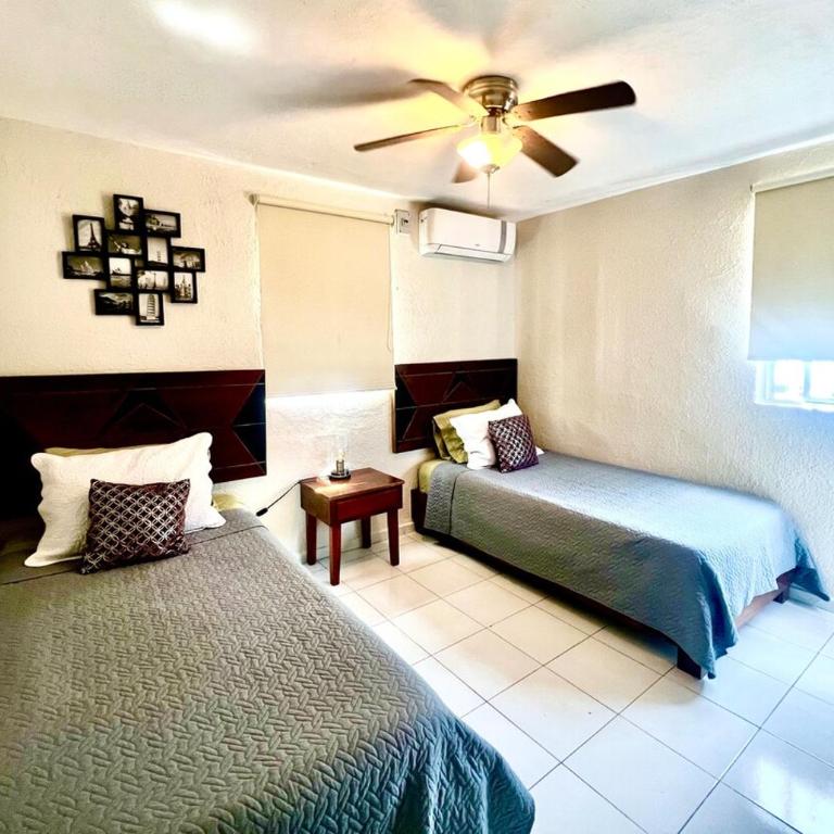 Departamento en Cancún Céntrico con piscina Renta de autos y tours - Three-Bedroom Apartment - 6