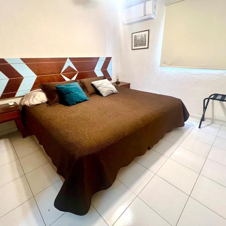 Departamento en Cancún Céntrico con piscina Renta de autos y tours - Three-Bedroom Apartment - 9