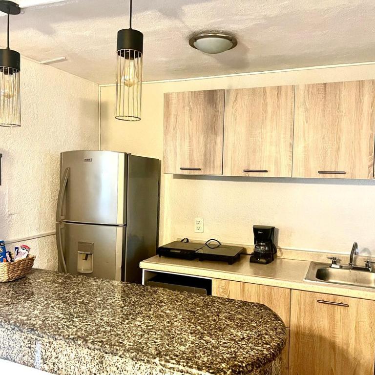 Departamento en Cancún Céntrico con piscina Renta de autos y tours - Three-Bedroom Apartment - 17