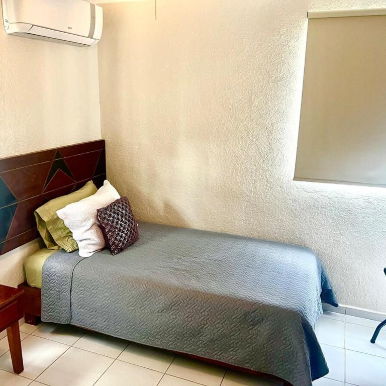 Departamento en Cancún Céntrico con piscina Renta de autos y tours - Three-Bedroom Apartment - 19