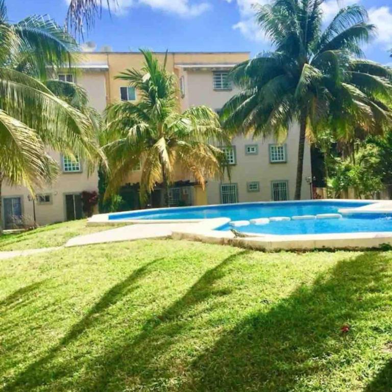 Departamento en Cancún Céntrico con piscina Renta de autos y tours - Three-Bedroom Apartment - 23