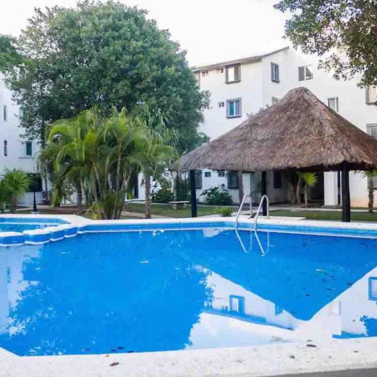 Departamento en Cancún Céntrico con piscina Renta de autos y tours - Three-Bedroom Apartment - 29