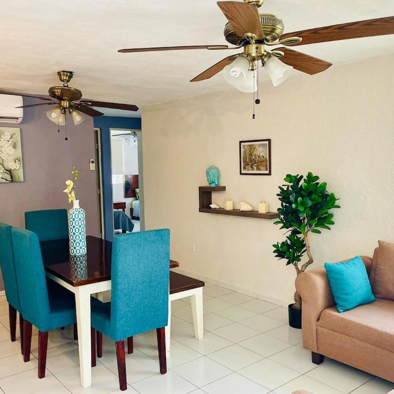 Departamento en Cancún Céntrico con piscina Renta de autos y tours - Three-Bedroom Apartment - 1