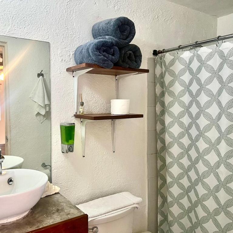 Departamento en Cancún Céntrico con piscina Renta de autos y tours - Three-Bedroom Apartment - 41