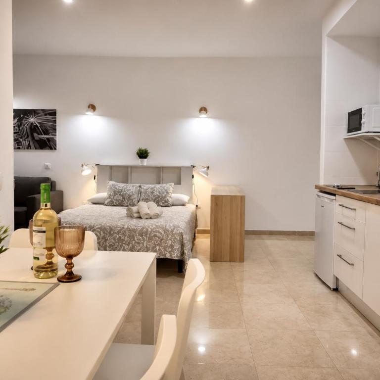 Suite Deluxe Benalbeach - Estudio Deluxe con cama grande - 2