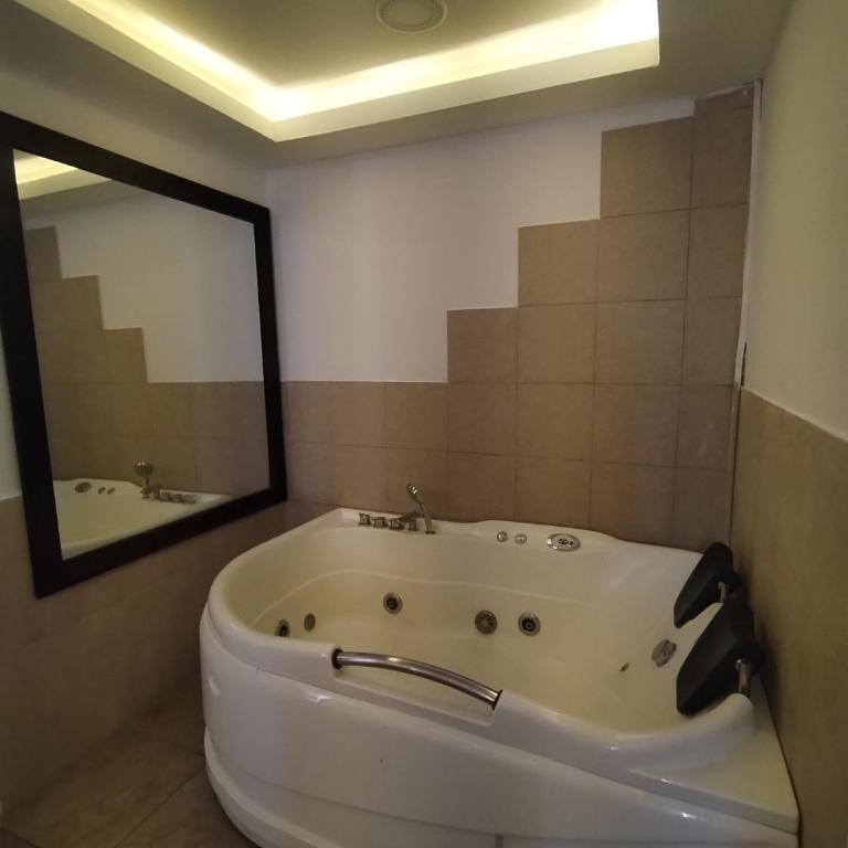 HOSTAL MURGEON BOUTIQUE - Habitación Doble con bañera de hidromasaje - 3