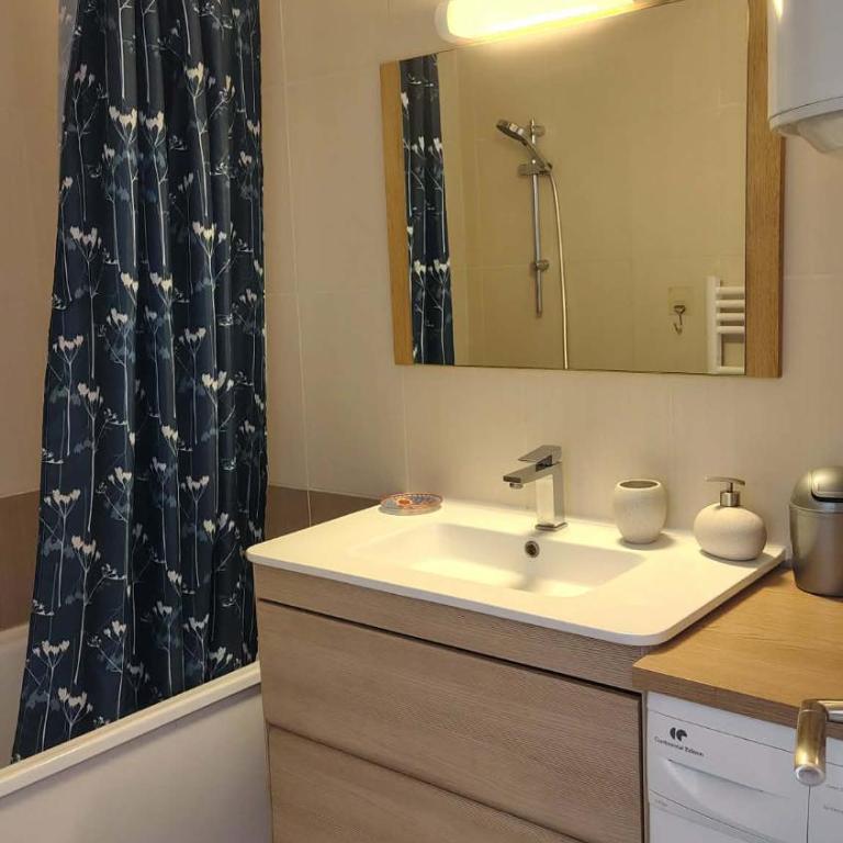 STE83 Le Lagon bleu - Flore 04 - rez de jardin avec terrain privatif - tennis - piscine pour 4 personnes - Appartement 1 Chambre avec Jardin - 6